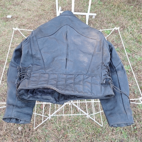 A US Made Co. Black leather jacket in a size 44. Heavyweight Vintage. Pre-loved - Picture 2 of 9